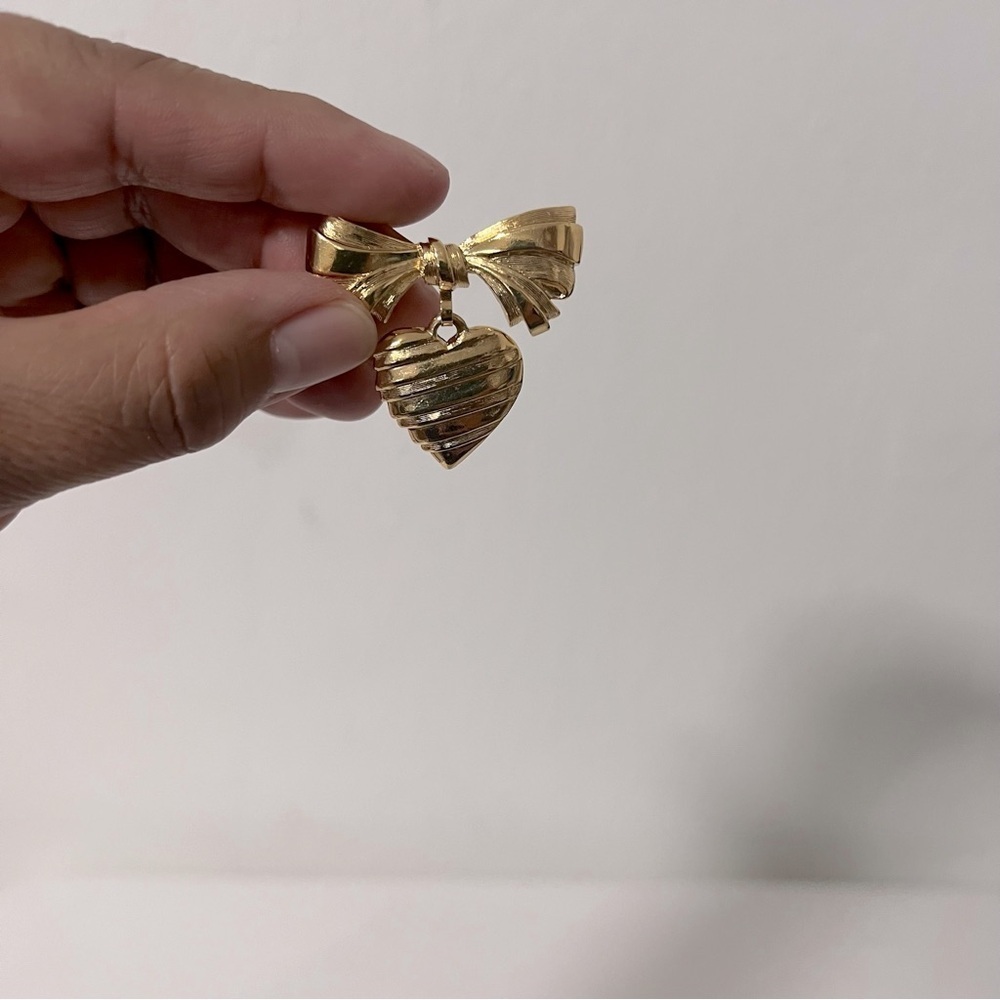 Vintage Avon Engraved Gold Tone Textured Ribbon Hanging Heart Brooch Pin EUC